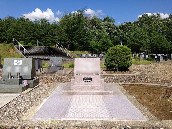 桜御影石（上山墓地公園）