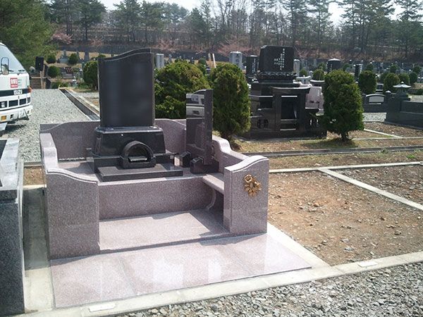 インターロックデザイン墓石「ユラリ」石種:オーロラ